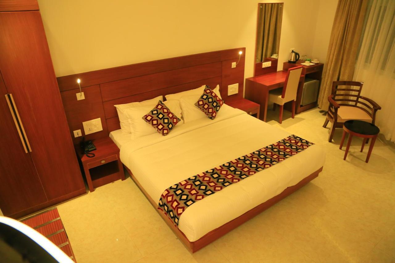 Hotel Victoria International Kattappana エクステリア 写真