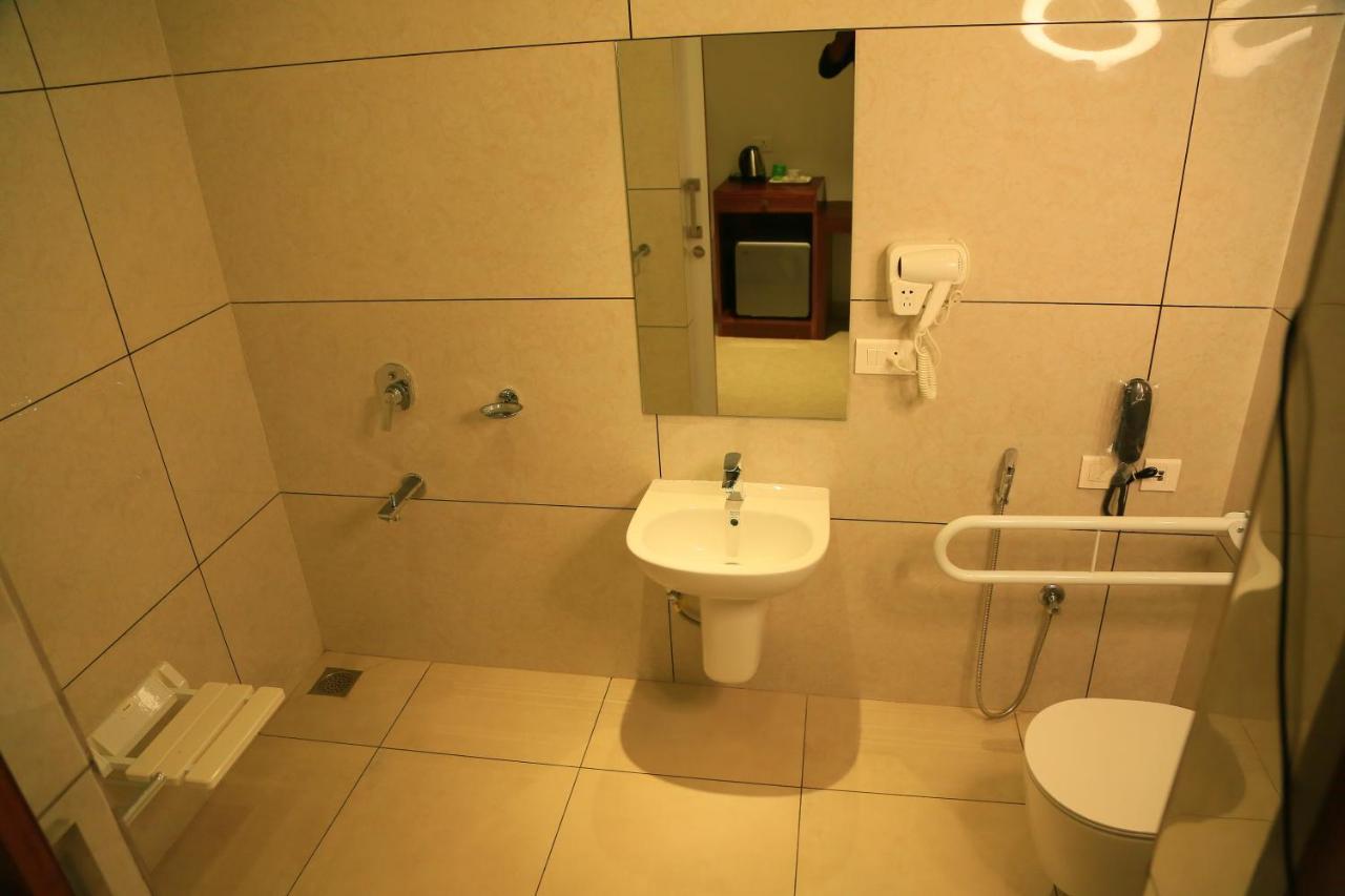 Hotel Victoria International Kattappana エクステリア 写真